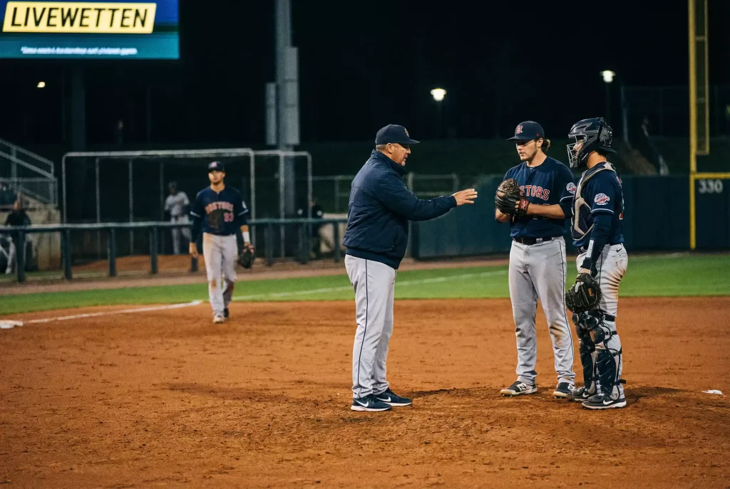 Baseball Livewetten: Pitcherwechsel auf dem Mound während eines MLB-Spiels