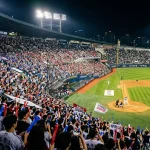 Koreanisches Baseball-Stadion der KBO League mit farbcodierten Fangruppen und Spielfeld