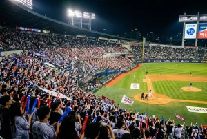 Koreanisches Baseball-Stadion der KBO League mit farbcodierten Fangruppen und Spielfeld