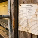 Aufstellungstafel mit Spielernamen in einem Baseball-Dugout