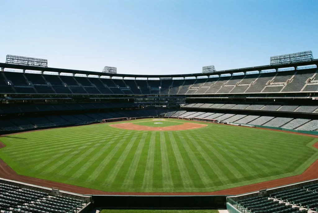 Leeres Baseballstadion mit gepflegtem Rasen vor Saisonbeginn