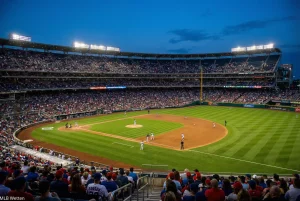 MLB Wetten: Blick auf ein voll besetztes Major League Baseball Stadion bei Flutlicht