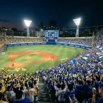 Japanisches Baseball-Stadion der NPB mit Zuschauern und Spielfeld während eines Abendspiels