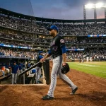 Baseball-Reliever betritt das Spielfeld aus dem Bullpen während eines Pitcherwechsels im MLB-Spiel