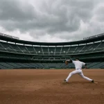 Einzelner Baseballspieler im Aufwärmbereich eines leeren Stadions